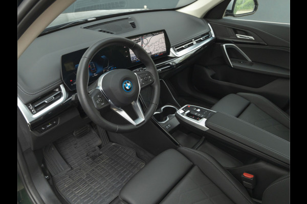 BMW X1 25e xDrive X-Line - Pano - Trekhaak - Camera - Stuurwiel verwarmd