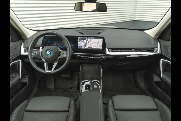 BMW X1 25e xDrive X-Line - Pano - Trekhaak - Camera - Stuurwiel verwarmd