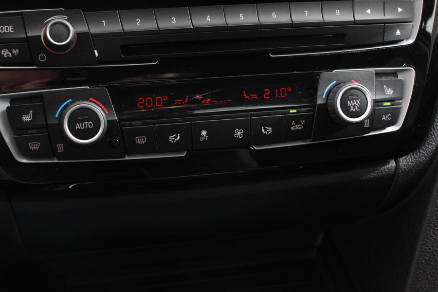 BMW 3 Serie Touring 340i 326 pk Automaat Sport-Line | Navigatie | Climate Control | Cruise Control | Led | Electrisch bedienbare achterklep | Extra Getint Glas | Lichtmetalen velgen 18" | Stoelverwarming