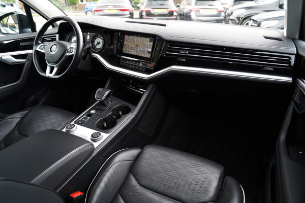 Volkswagen Touareg 3.0 TDI R-Line | Panorama | Luchtvering | Elek trekhaak | Massage | Luxe leder | 360 cam | Adaptieve cruise |