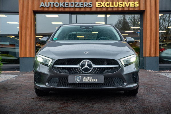 Mercedes-Benz A-Klasse 180 Luxury Line Widescreen HUD Stoelverw.Camera Trekhaak 17''LM