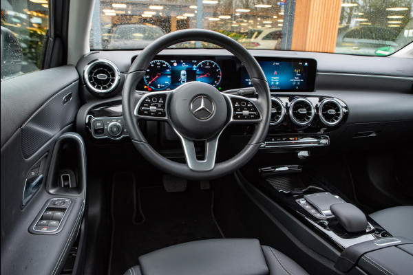 Mercedes-Benz A-Klasse 180 Luxury Line Widescreen HUD Stoelverw.Camera Trekhaak 17''LM