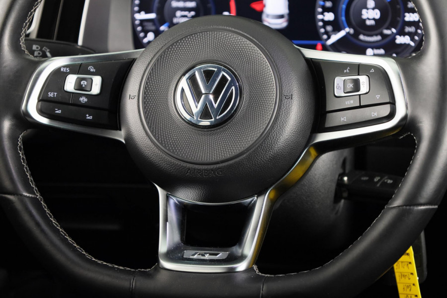 Volkswagen Golf 1.5 TSI Highline Business R 150 pk Automaat (DSG) | Navigatie | Parkeersensoren | Achteruitrijcamera | LED koplampen | R-Line