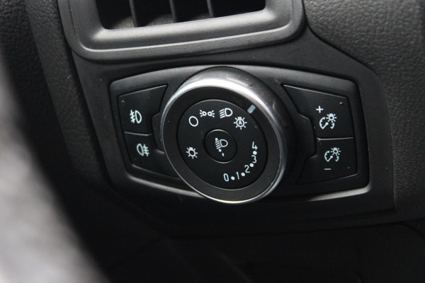 Ford Focus Wagon 1.0 St-line | Parkeersensoren voor en achter | Voorruitverwarming | Stoelverwarming voor | Navigatiesysteem