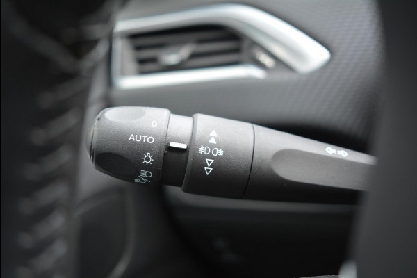 Peugeot 2008 1.2 TURBO 110pk Allure | Trekhaak | Navigatie | Apple Carplay/Android Auto | Bluetooth | Climate Control