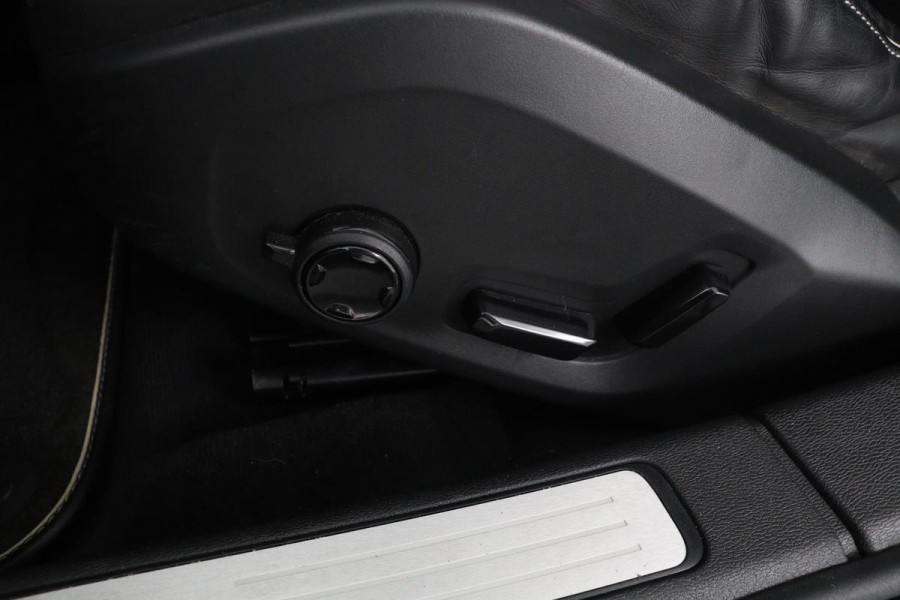 Volvo S60 2.0 B4 R-Design | Camera | Park Assist | Carplay | Adaptive Cruise | Full LED | Navigatie | Half leder | Sportstoelen
