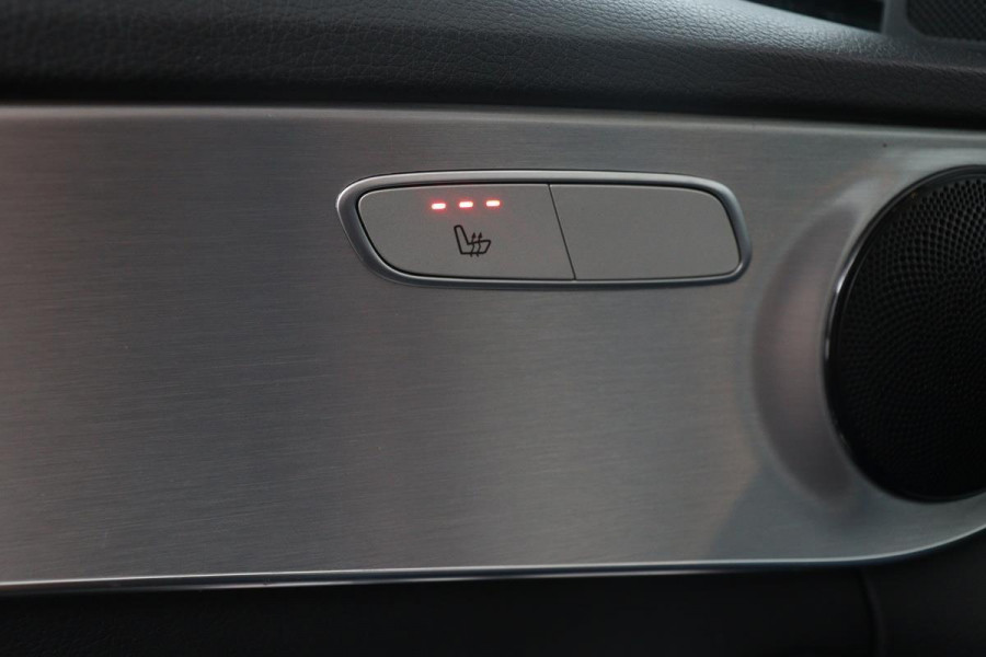 Mercedes-Benz C-Klasse 180 AMG | 360 Camera | Stoelverwarming | Trekhaak | Full LED | Half leder | Park Assist | Sportstoelen | Climate control