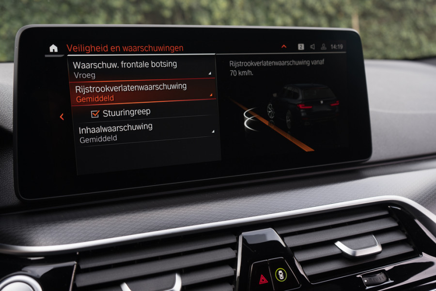 BMW 5 Serie Touring 530e High Executive / Standkachel/ Virtual Cockpit/ Cruise Control/ Panoramadak/ Trekhaak/ 215kW (293PK)