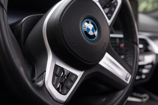 BMW 5 Serie Touring 530e High Executive / Standkachel/ Virtual Cockpit/ Cruise Control/ Panoramadak/ Trekhaak/ 215kW (293PK)