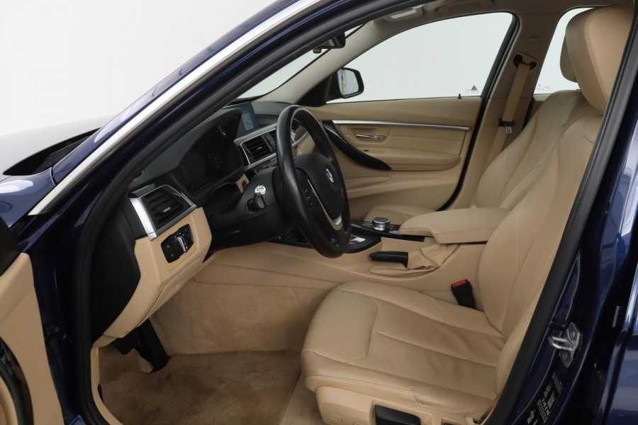 BMW 3 Serie 318i Luxury Edition | Leder | Stoelverwarming | Navigatie | Trekhaak | Full LED | Climate control | PDC | Cruise control
