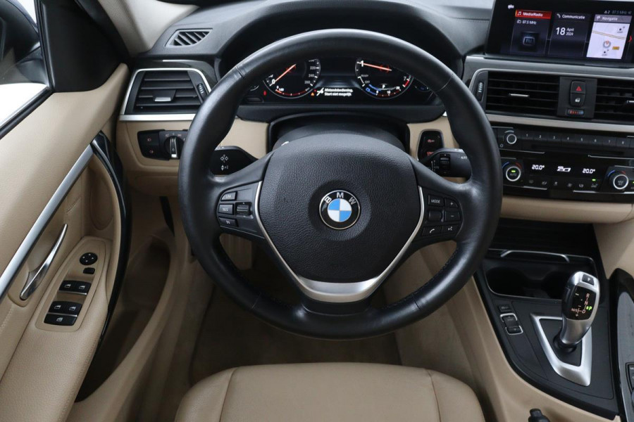 BMW 3 Serie 318i Luxury Edition | Leder | Stoelverwarming | Navigatie | Trekhaak | Full LED | Climate control | PDC | Cruise control