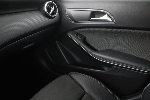 Mercedes-Benz A-Klasse 180 Sport Edition | Carplay | Full LED | Navigatie | Camera | Park Assist | Airco | Cruise control | Sportstoelen | AMG-styling