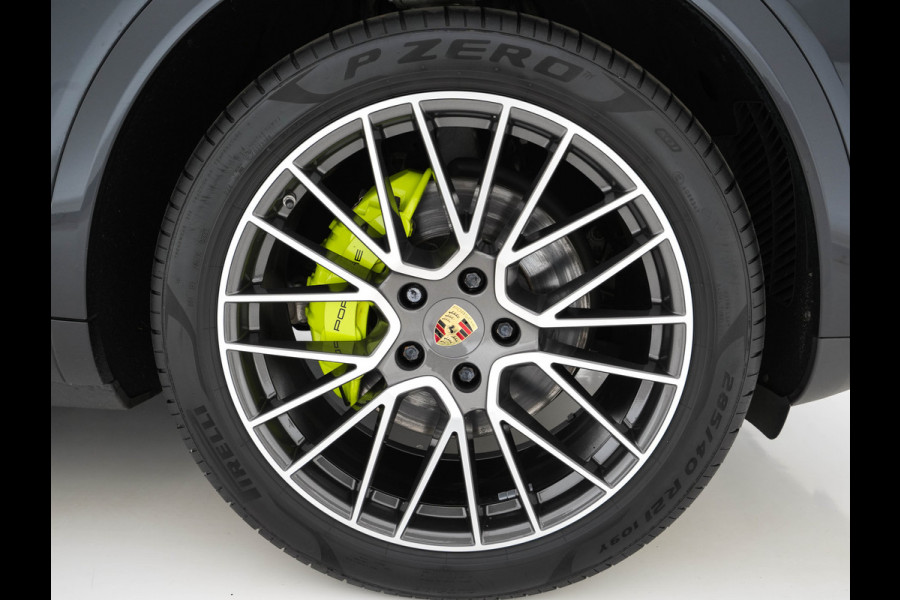 Porsche Cayenne 3.0 E-Hybrid Sport-Chrono-Pack (INCL-BTW) *PANO | CLUB-VOLLEDER | SOFT-CLOSE | MEMORY-PACK | SURROUND-VIEW | FULL-LED | NAVI-FULLMAP | AIR-SUSPENSION | DAB | VIRTUAL-COCKPIT | PDC | CRUISE | SPORT-SEATS | 21"ALU*