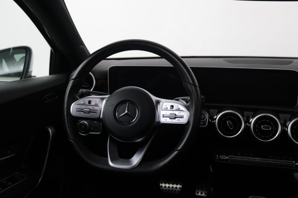 Mercedes-Benz A-Klasse 180 Business Solution AMG Automaat (PANORAMADAK, STOELVERWARMING, NAVIGATIE, PDC, GOED ONDERHOUDEN)