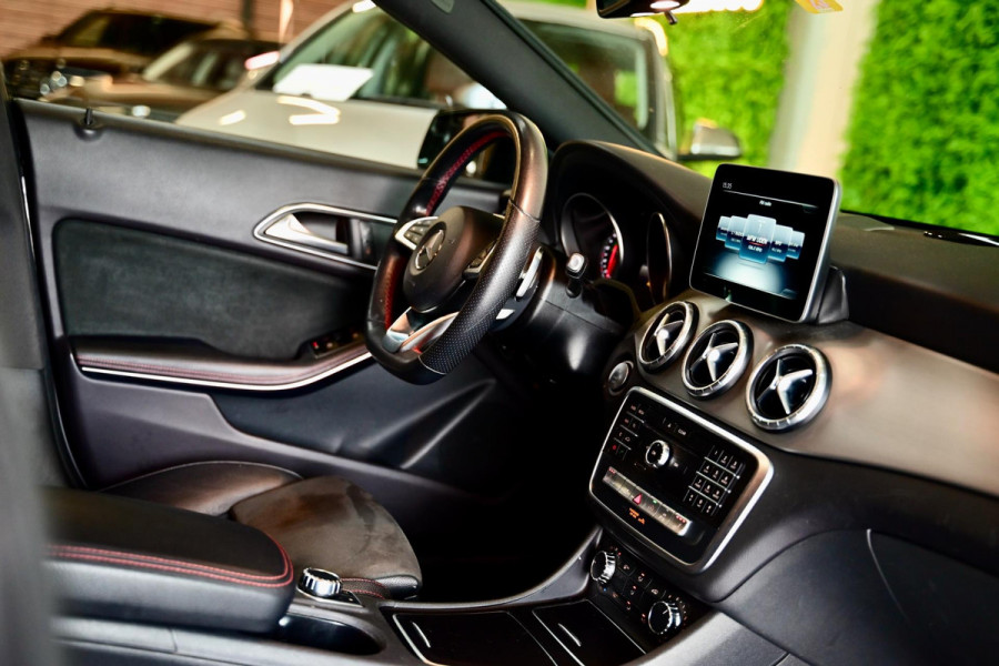 Mercedes-Benz CLA-Klasse Shooting Brake 180 - AMG - Panoramadak - Stoelverwarming - Achteruitrijcamera - Xenon - Cruise Control -