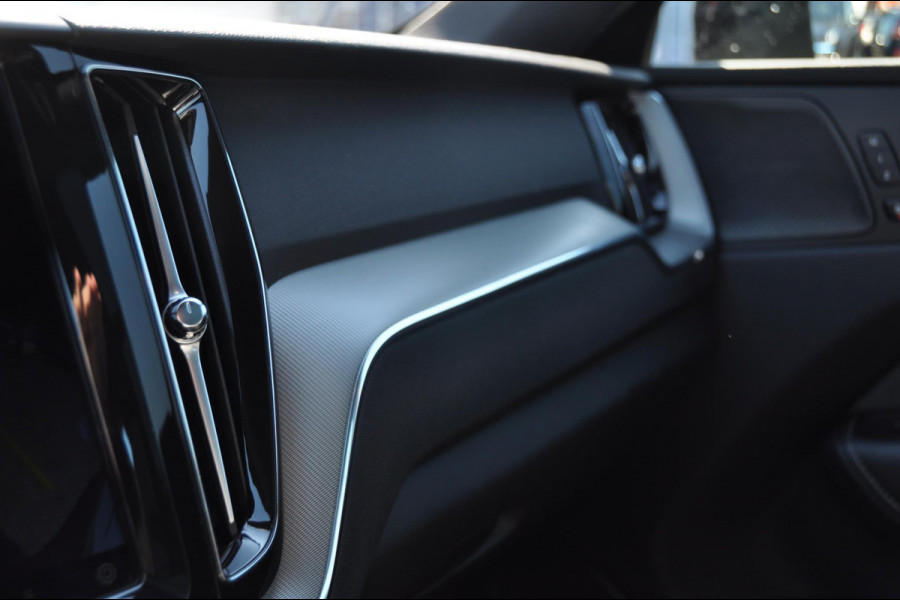 Volvo XC60 T6 350PK Long Range Recharge AWD Plus Dark / Long range/ Google infotaiment/ Luchtvering/ Head up display/ Trekhaak/ Adaptieve cruise control/ Elektrische stoelen/ Stoel en stuurwielverwarming