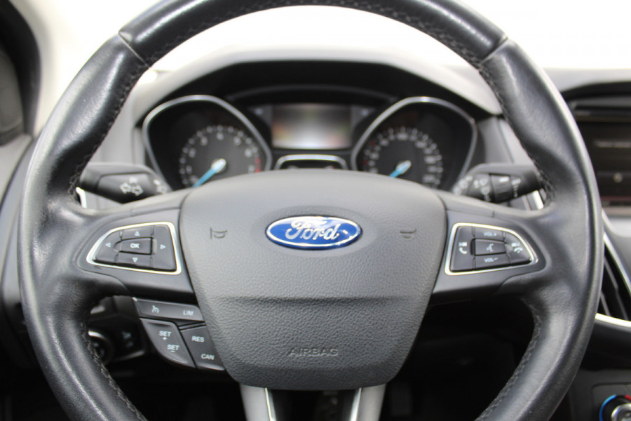 Ford Focus 1.0-125pk Titanium. Fijn rijdende en goed onderhouden Ford Focus hatchback. Volautm. airco dual, cruise control, multifunctioneel stuurwiel, boordcomputer, navigatie, telefoonvoorb., metallic lak, LM wielen, elektr. ramen en spiegels etc.