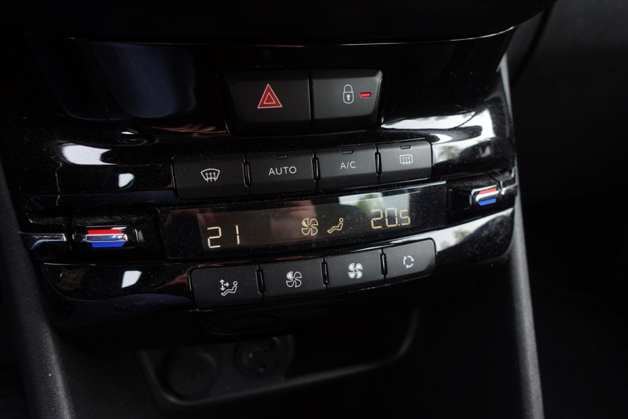 Peugeot 208 1.2 PureTech Blue Lease Executive | NAV | CLIMA | PDC | TREKHAAK | 16 LMV | 12 MND BOVAG!