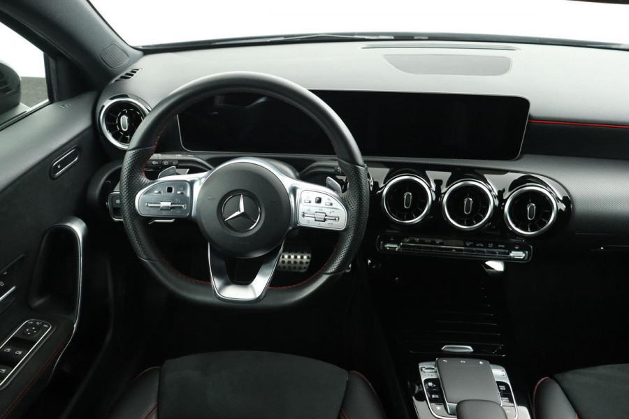 Mercedes-Benz A-Klasse 180 Business Solution AMG Night Upgrade Automaat (STOELVERWARMING, CAMERA, PARKEERSENSOREN, 1e EIGENAAR)
