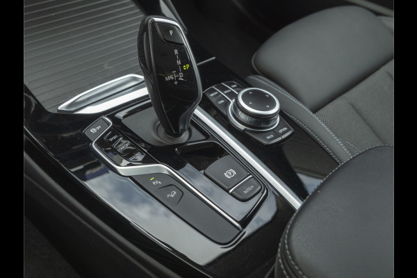 BMW X3 xDrive30i xLine - Active Cruise Control - Stoelverwarming - Sportstoelen - LED