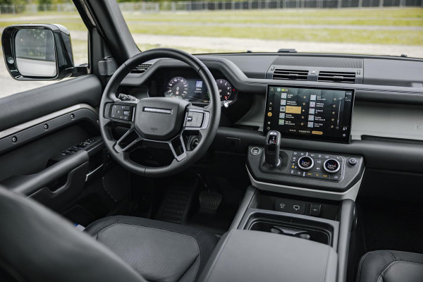 Land Rover Defender 2.0 P400e 110 X-Dynamic HSE | Panoramadak | 22" Velgen in Gloss Black | 11,4" Touch Screen | Cold Climate Pack | Elektrische Trekhaak | Expedition imperiaal | Uitklapbare Dakladder| All Season Banden