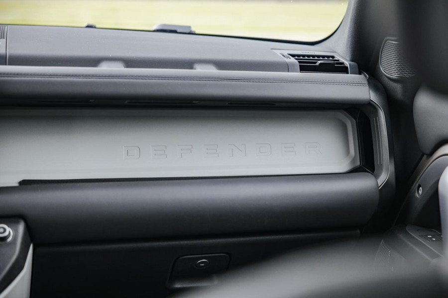 Land Rover Defender 2.0 P400e 110 X-Dynamic HSE | Panoramadak | 22" Velgen in Gloss Black | 11,4" Touch Screen | Cold Climate Pack | Elektrische Trekhaak | Expedition imperiaal | Uitklapbare Dakladder| All Season Banden