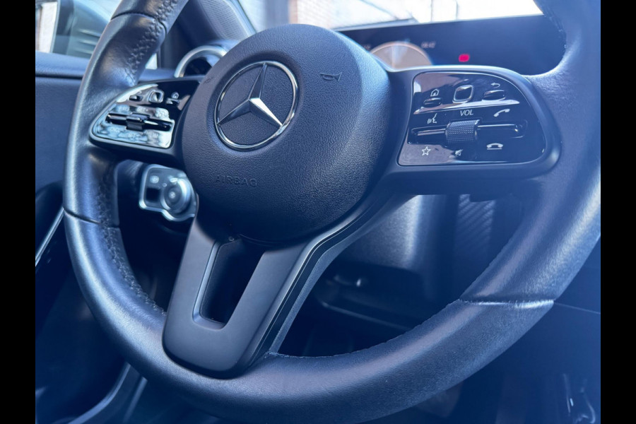 Mercedes-Benz A-Klasse 200 Business Solution / 163 PK / Navigatie + Camera / Climate Control / PDC Rondom / Automaat