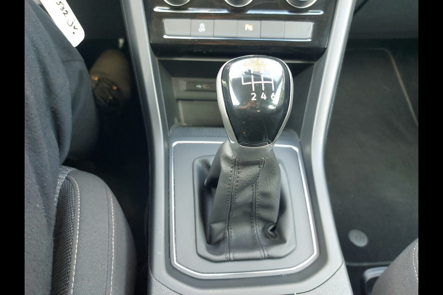 Volkswagen Touran 1.5 TSI Comfortline 7p, airco,cruise,navigatie,app connect,wegklapbare trekhaak,parkeersensoren,