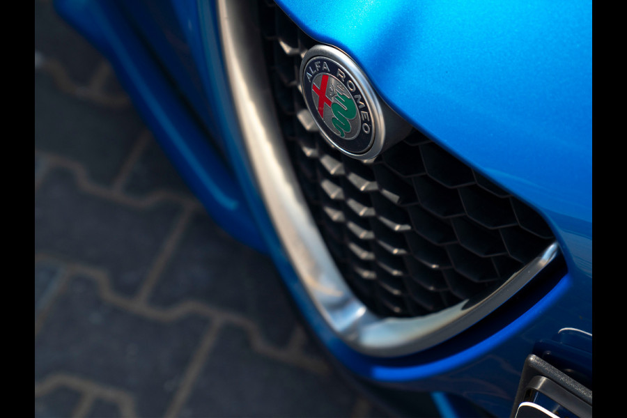 Alfa Romeo Giulia 2.0T 280pk AWD Veloce | 1e eigenaar | Blu Misano | NL-auto | Camera
