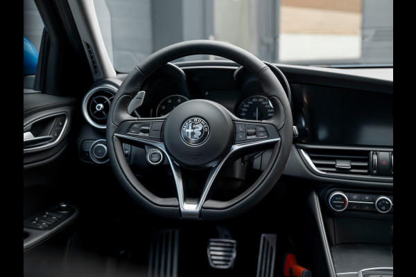 Alfa Romeo Giulia 2.0T 280pk AWD Veloce | 1e eigenaar | Blu Misano | NL-auto | Camera