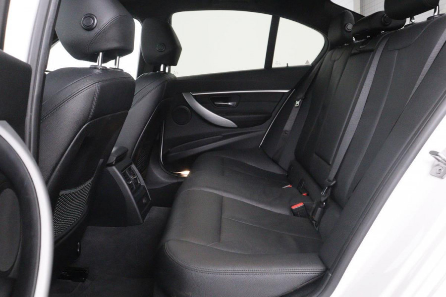 BMW 3-serie 330e M-Sport | Schuifdak | Adaptive cruise | Head-Up | Stoelverwarming | Leder | 360 camera | Full LED | Navigatie | Keyless