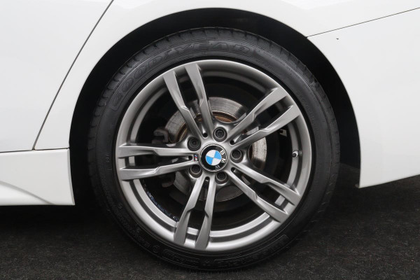 BMW 3-serie 330e M-Sport | Schuifdak | Adaptive cruise | Head-Up | Stoelverwarming | Leder | 360 camera | Full LED | Navigatie | Keyless