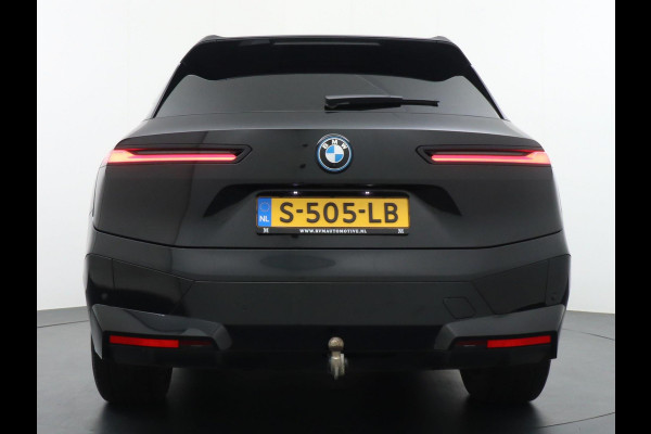 BMW iX XDrive40 High Executive 77 kWh |4-WIEL BESTURING| ACHTERBANK VERWARMD| HEAD-UP| RIJSTROOKSENSOR|