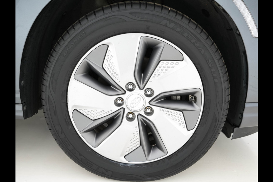 Hyundai Kona EV Premium 64 kWh (INCL-BTW) *VOLLEDER | HEAD-UP | FULL-LED | NAVI-FULLMAP | DAB | ADAPTIVE-CRUISE | KEYLESS | CAMERA | BLIND-SPOT | LANE-ASSIST | VIRTUAL-COCKPIT | COMFORT-SEATS | 17"ALU*