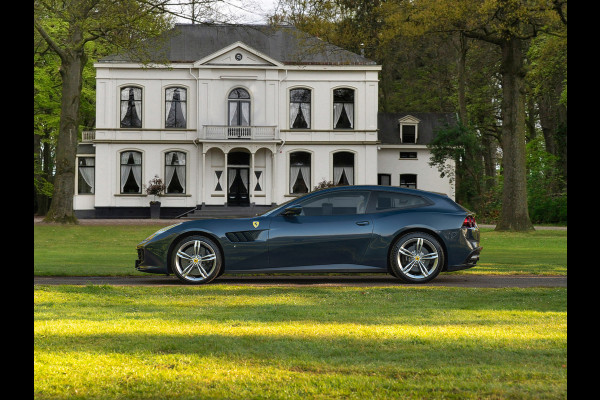 Ferrari GTC4 6.3 V12 Lusso | Atelier Car | Full spec! | Blu Ahrabian | Pano-dak | Lift | 360 cam | CarPlay