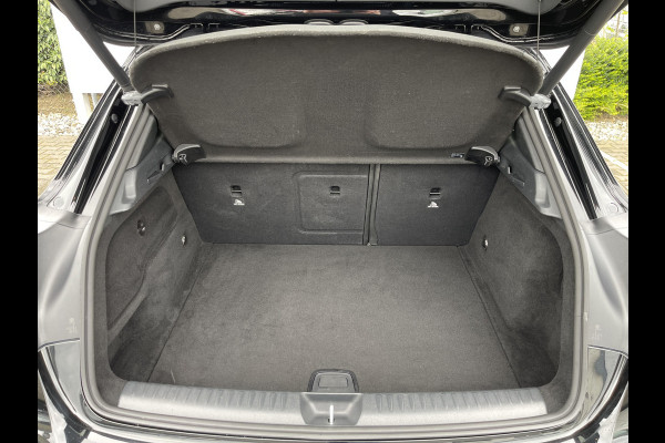 Mercedes-Benz GLA 250 4MATIC Premium Plus AMG-Line | Pano | Trekhaak | Camera | Dodehoek | LED | 19 inch