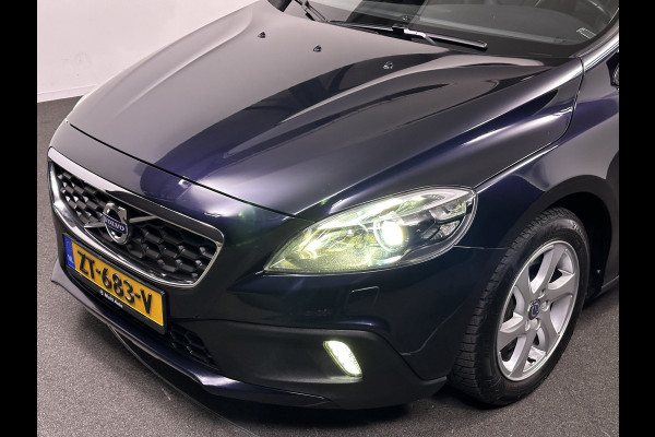 Volvo V40 Cross Country 2.0 T4 AWD Momentum | Leer | Navi | Trekhaak | Stoelverwarming | Cruise Control | Verwarmde Vooruit | Xenon | Parkeersensor | Dakrails |