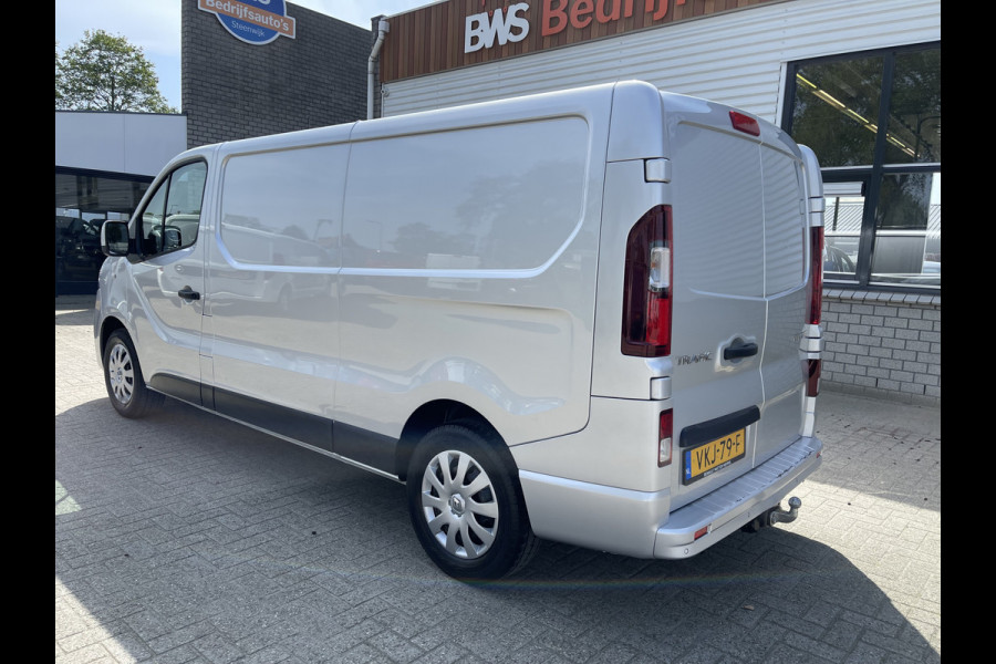 Renault Trafic 2.0 dCi 120pk T29 L2H1 Work Edition / vaste prijs rijklaar € 20.950 ex btw / lease vanaf € 375 / zilver metallic / airco / cruise / trekhaak / pdc achter / navigatie !