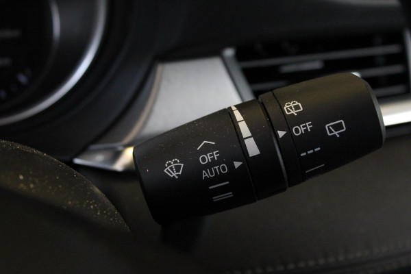 Mazda 6 Sportbreak 2.0 SkyActiv-G 165 Business Automaat! | | Xenon verlichting | Trekhaak | Lederen bekleding | Stoelverwarming | Stoel Ventilatie voor |