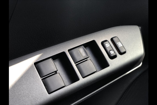 Toyota RAV4 2.5 Hybrid Black Edition | Schuifdak, Trekhaak, Navigatie, Parkeersensoren, Elektrische achterklep, Treeplanken, 18 inch