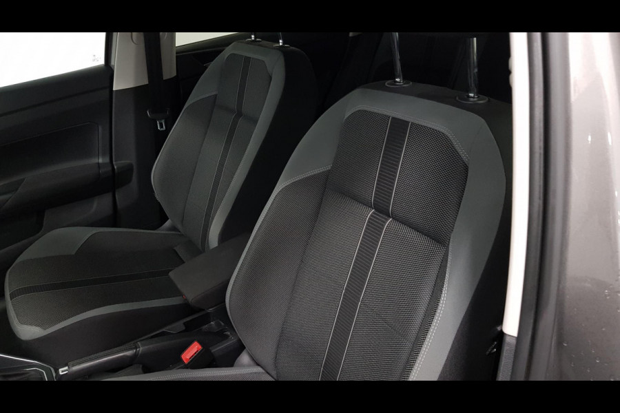 Volkswagen Polo 1.0 TSI 116pk DSG Highline | Navigatie | Climate Control | Parkeer sensoren | Cruise Control adaptive | Extra  getint glas