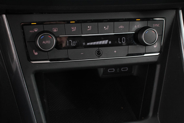 Volkswagen Polo 1.0 TSI 110pk DSG Highline | Navigatie | Apple Carplay/Android auto | Afneembare trekhaak | Parkeersensoren | Adaptive Cruise Control | Verwarmbare voorstoelen | Extra getint glas | Climate Control