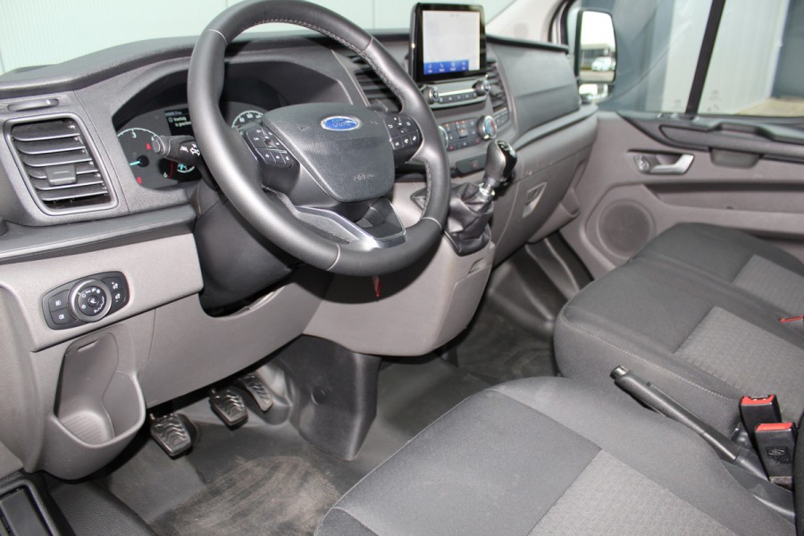 Ford Transit Custom 300 2.0-130pk TDCI L1H1 Trend. Trekgewicht 2.500kg ! Navigatie, telefoonvoorb., DAB radio, airco, camera, parkeersensoren v+a, winterpakket, lane- en side assist, bijrijdersbank, laadruimte betimmerd etc.
