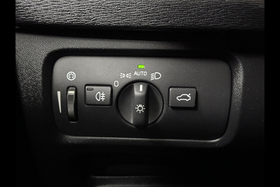 Volvo V40 2.0 T4 AWD Momentum | Cross Country | Leer | Navi | Trekhaak | Stoelverwarming | Cruise Control | Verwarmde Vooruit | Xenon | Parkeersensor | Dakrails |