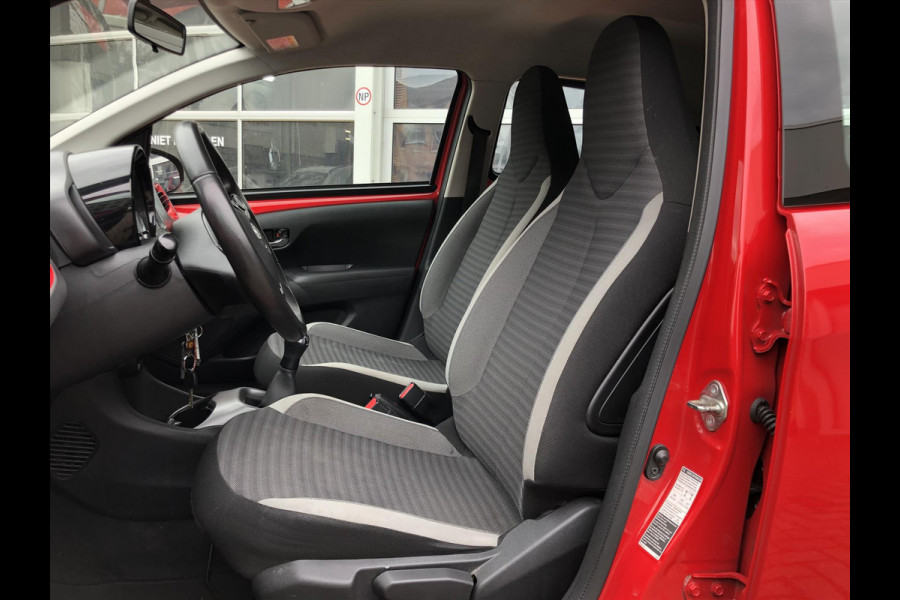 Toyota Aygo 1.0 VVT-i 5D x-joy | Apple CarPlay/Android Auto, Lichtmetalen velgen, Parkeercamera, Stuurbediening, Snelheidsbegrenzer