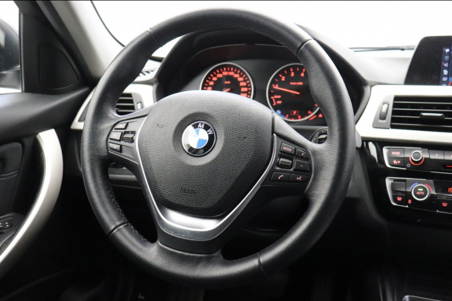 BMW 3 Serie 318i Sedan Executive Sport Automaat - Trekhaak, LED,