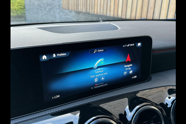 Mercedes-Benz A-Klasse 180 AMG-styling | Automaat | Wide screen navigatiesysteem | Stoelverwarming | LED | Apple CarPlay | Nightpakket