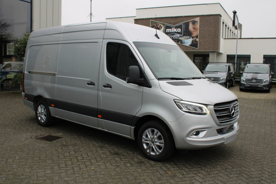 Mercedes-Benz Sprinter 319 CDI L2H2 RWD 3500kg trekhaak, LED, MBUX 10.25 met parkeer pakket en camera, Bumpers in kleur