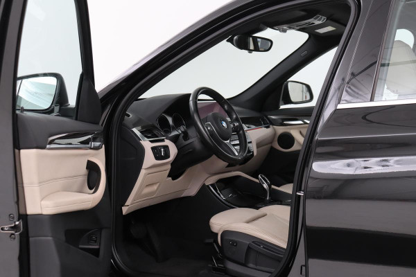 BMW X1 sDrive20i Orange Edition III | Panoramadak | Trekhaak | Sportstoelen | Camera | HiFi | DAB+ | Leder | Stoelverwarming