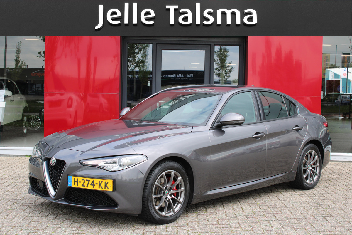 Alfa Romeo Giulia 2.0T Super | Veloce interieur | Stuur\stoel verwarming | Xenon | Regen\lichtsensor